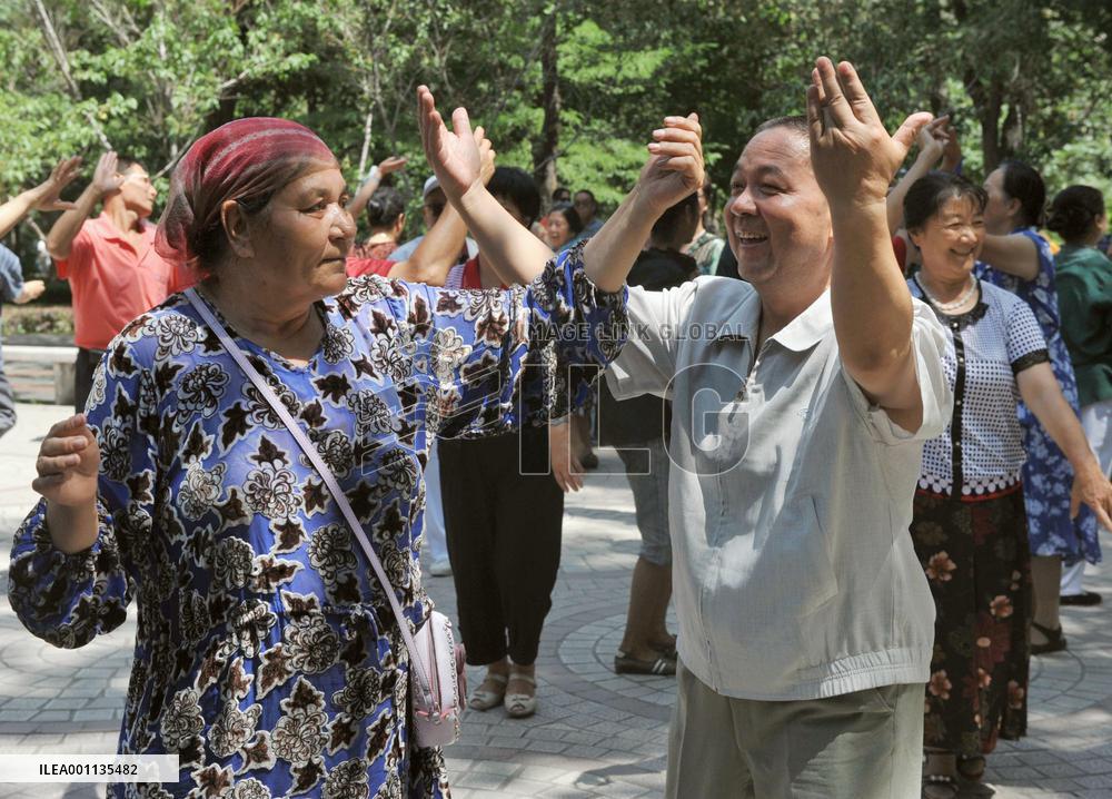Uyghurs, Hans resume dancing together in Urumqi