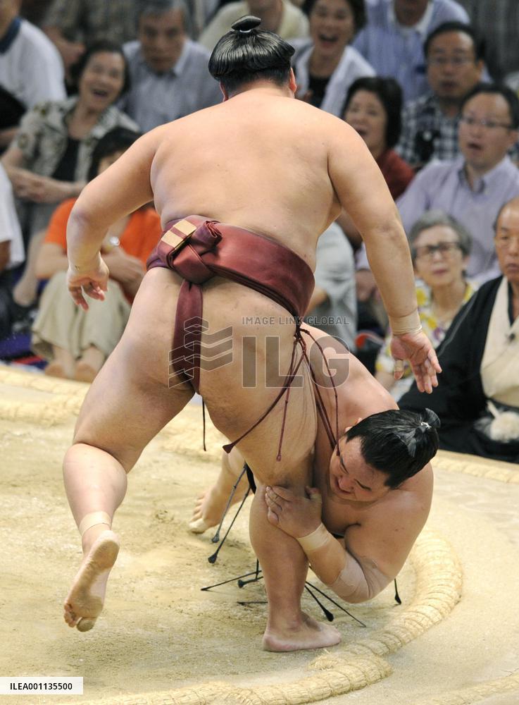 Asashoryu falls on 8th day of Nagoya tourney