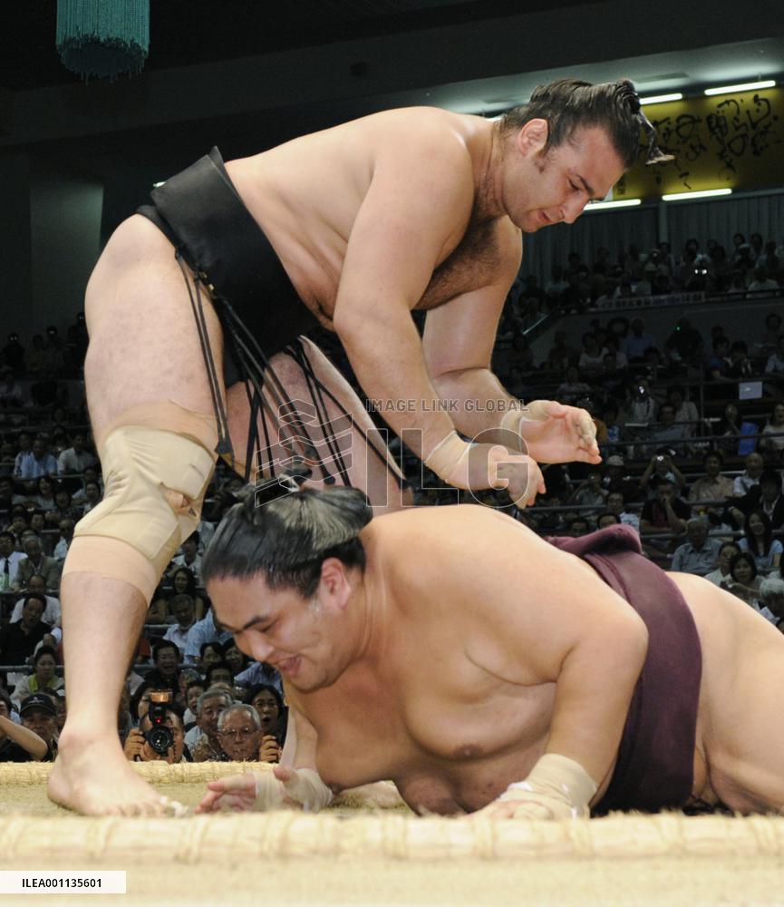 Kotooshu returns to winning ways