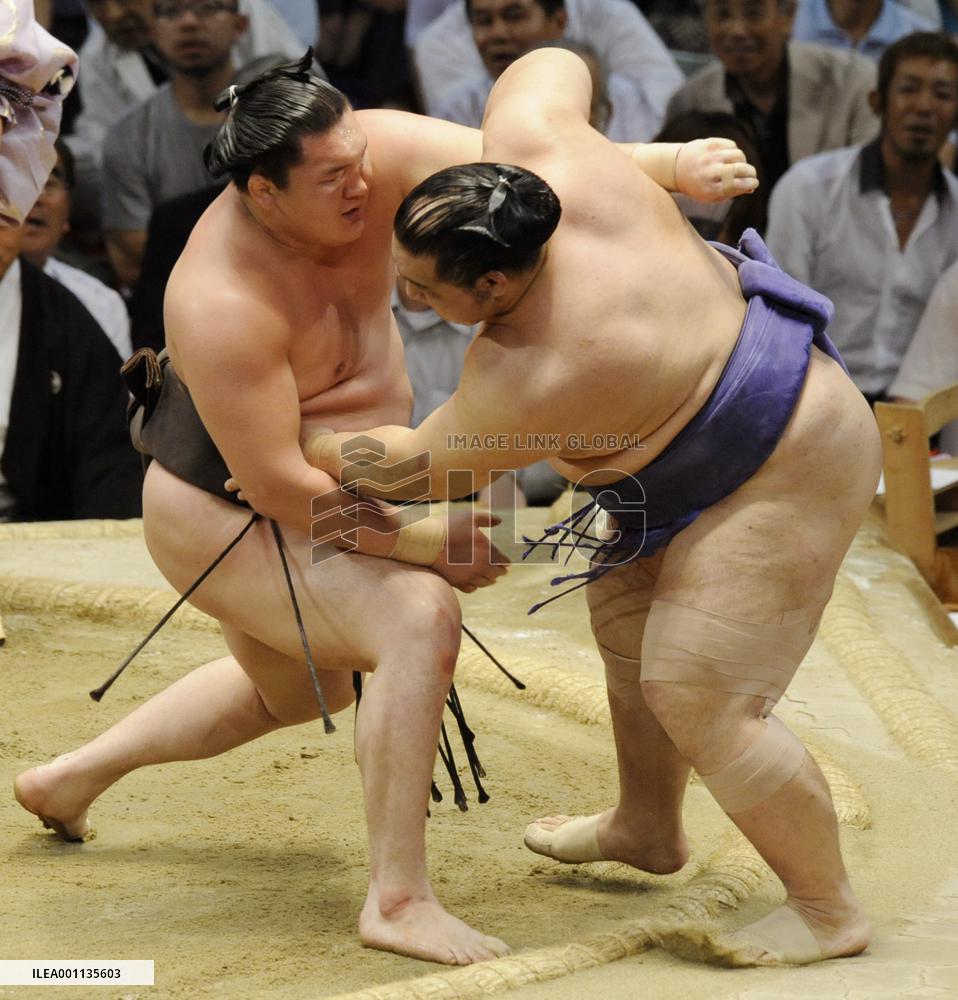 Hakuho bounces back
