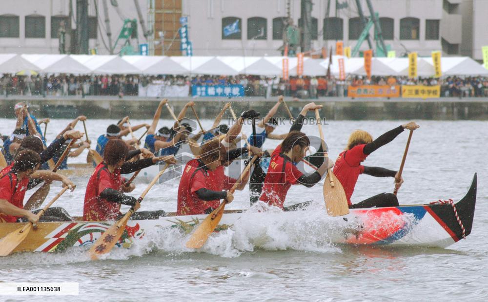 Nagasaki peiron rowing races begin
