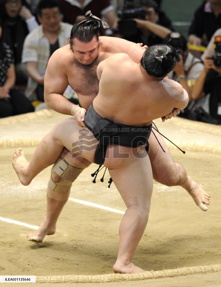 Kotooshu beats Asashoryu at Nagoya sumo