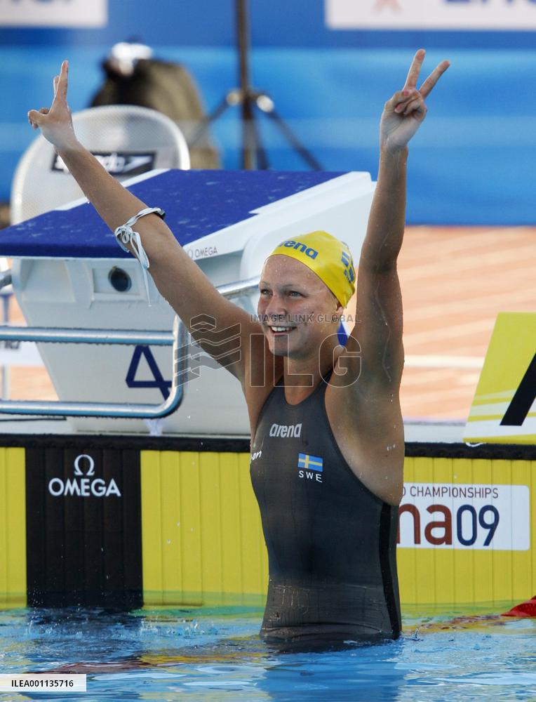 Sarah Sjostrom wins women's 100m butterfly