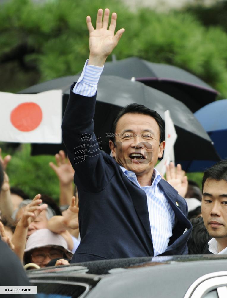 PM Aso takes to streets ahead of general election