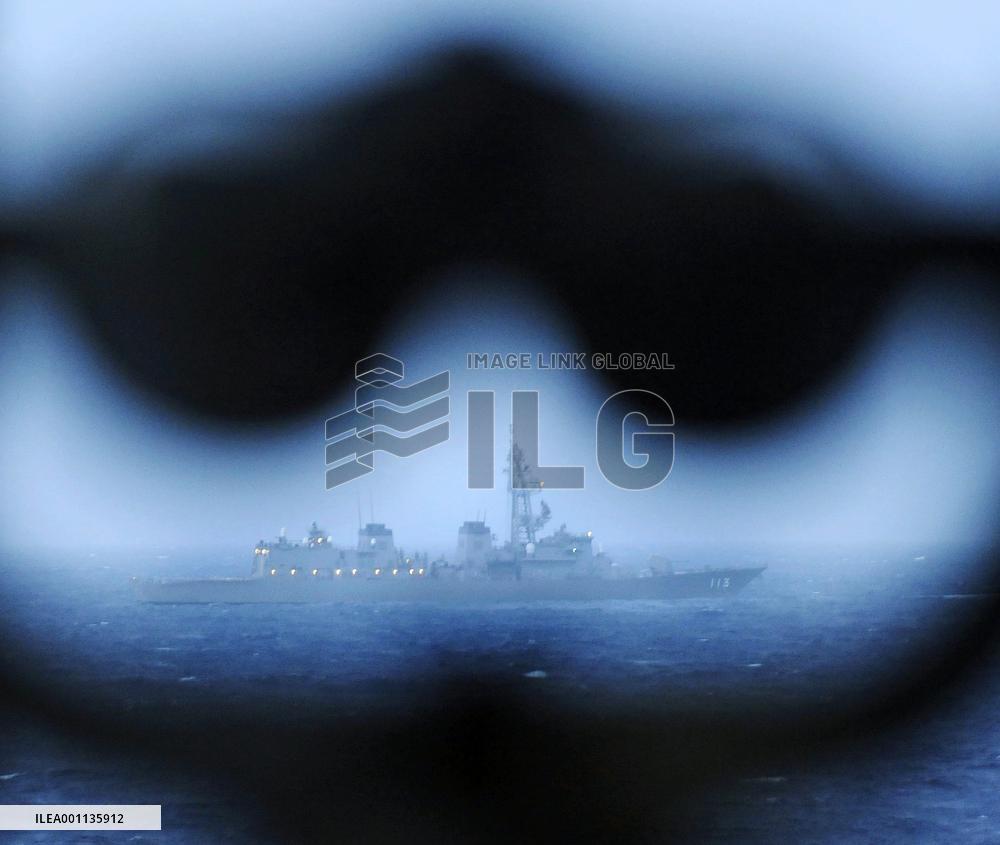 Destroyer Sazanami seen through binoculars