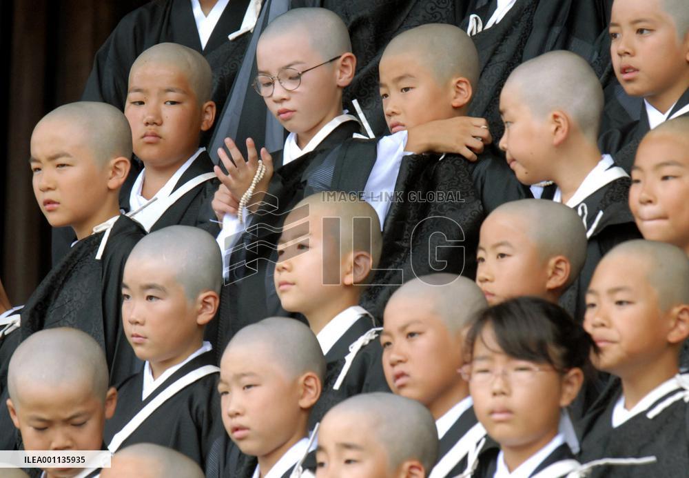 Child monks at Higashi Honganji temple