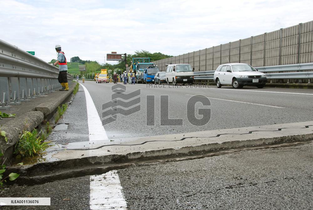 Highway damaged by Shizuoka quake