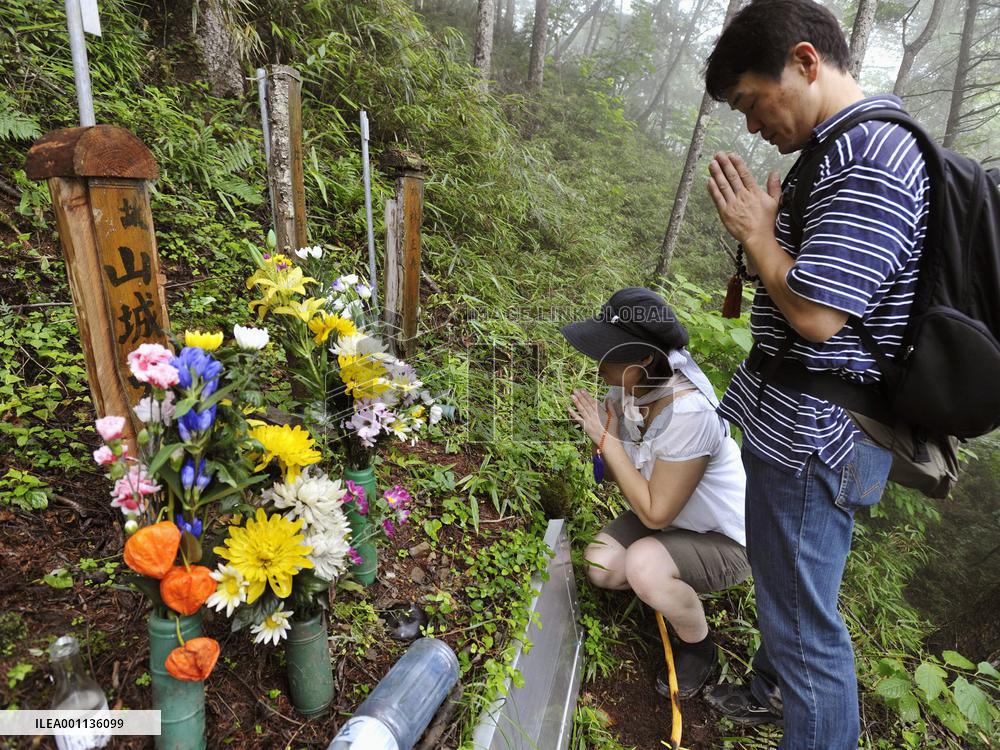 Relatives of 1985 JAL jet crash pray at accident site