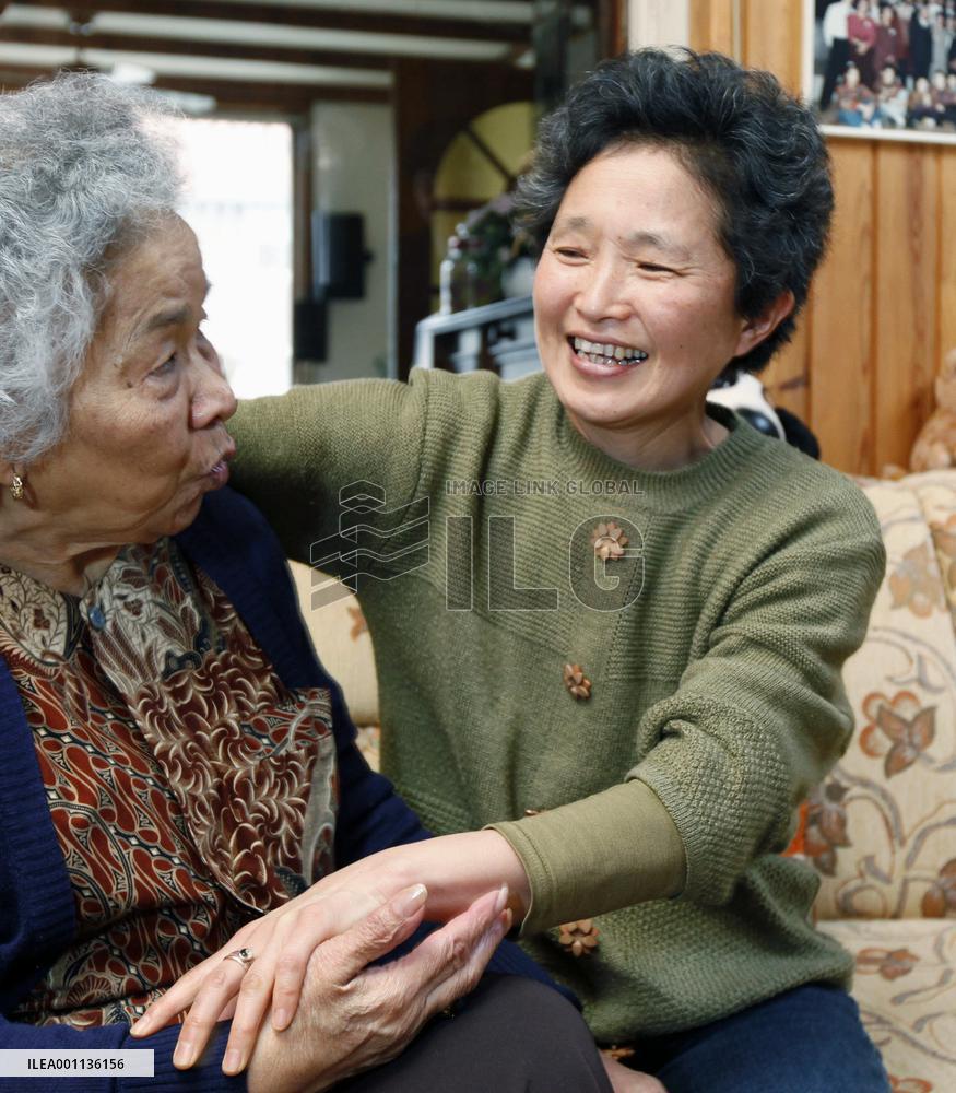 Japanese woman helping Japanese-Dutch search for their fathers