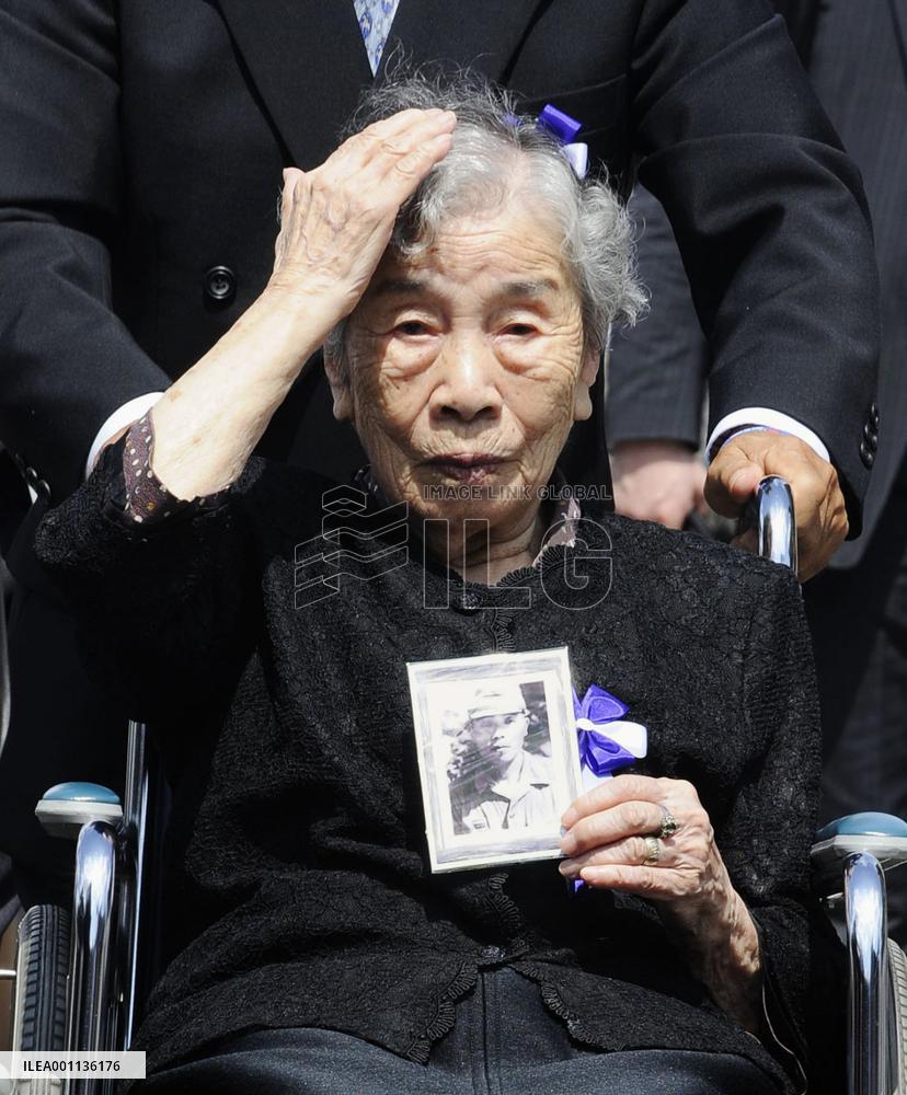 101-yr-old woman in WWII memorial ceremony