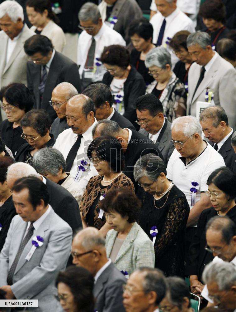 Silent prayer in WWII memorial ceremony