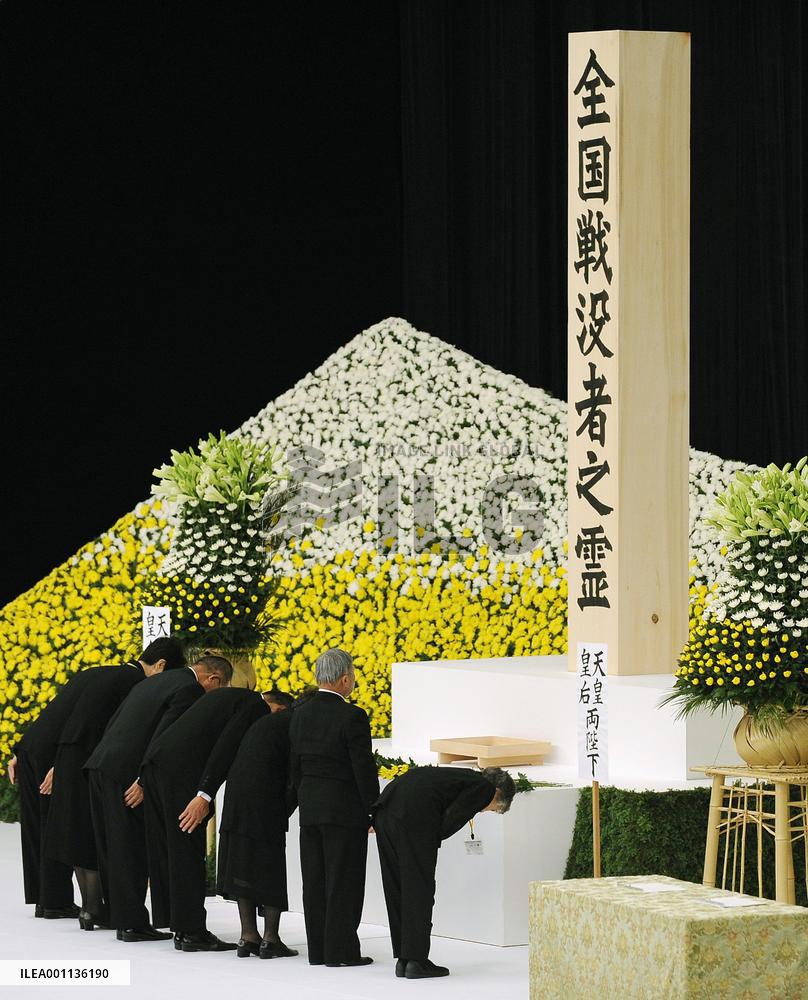 People in WWII memorial ceremony