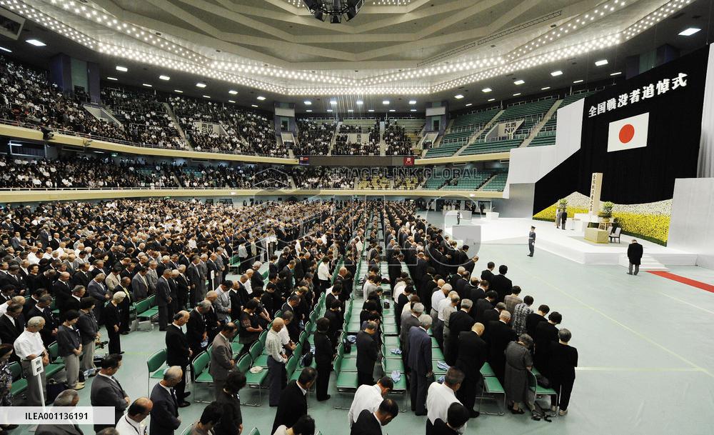 Silent prayer in WWII memorial ceremony