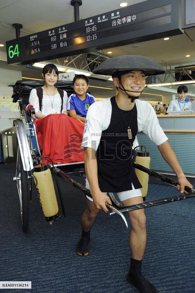 ANA begins rickshaw service at Haneda airport