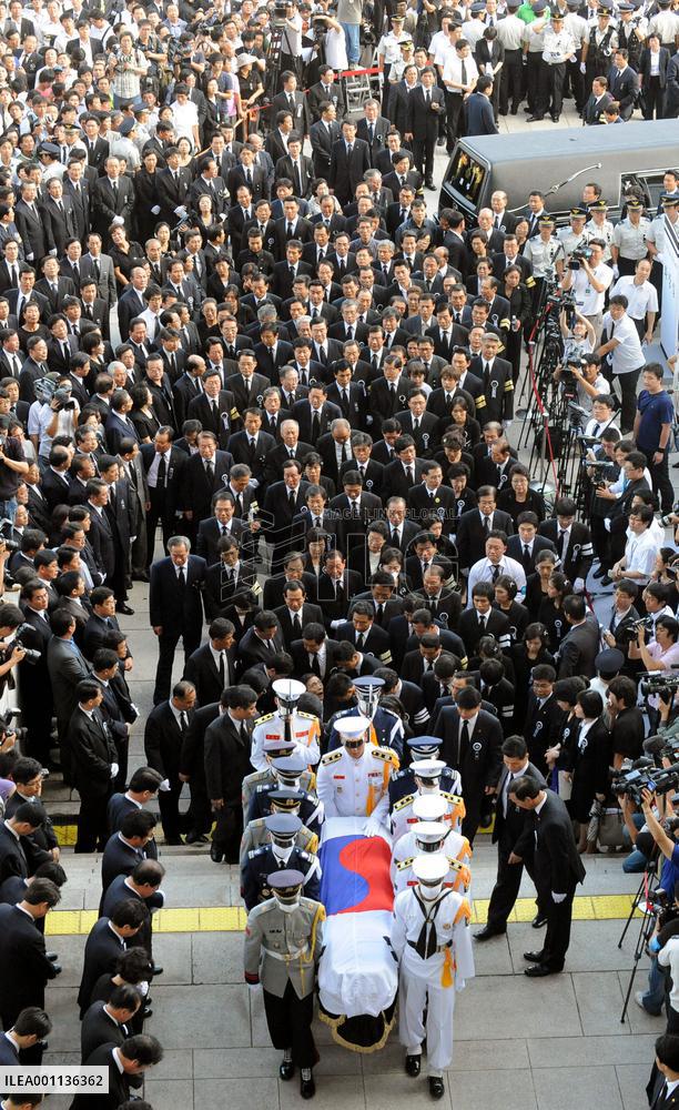 Late former S. Korean president's body arrives at parliament