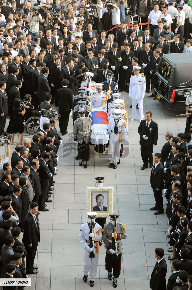 Late former S. Korean president's body arrives at parliament