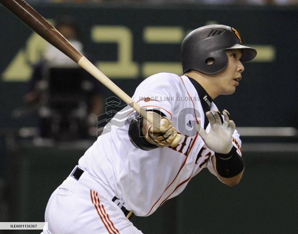 Abe's homer lifts Yomiuri past Yokohama