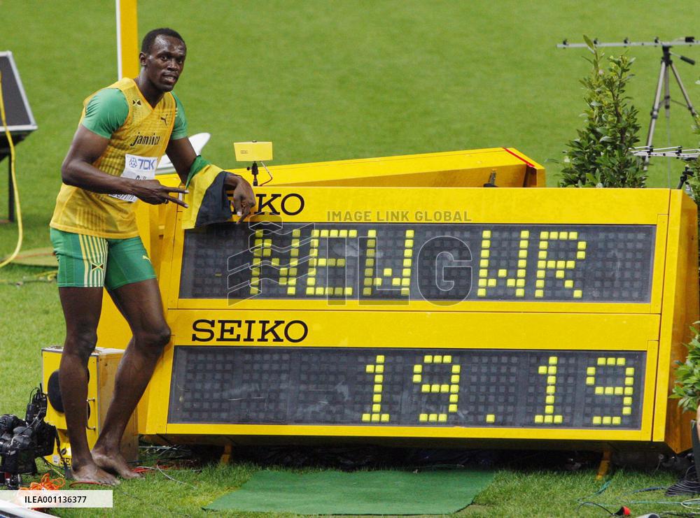 Bolt wins men's 200-m with new world record