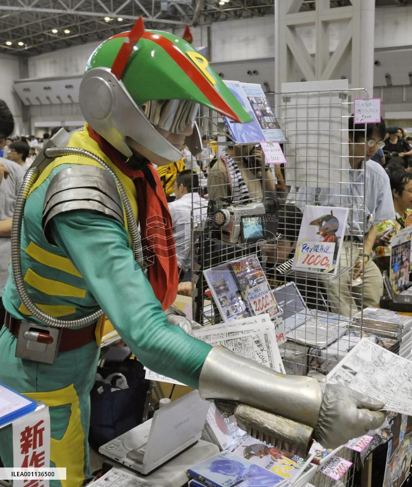 Cosplayer distributes flyers at Comic Market