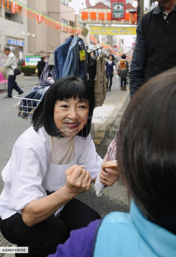 Hatoyama's wife Miyuki takes to street