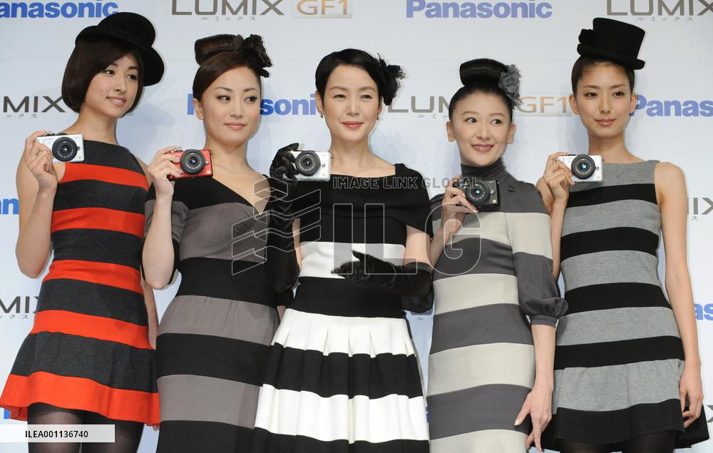 Panasonic's world's smallest digital single-lens reflex camera