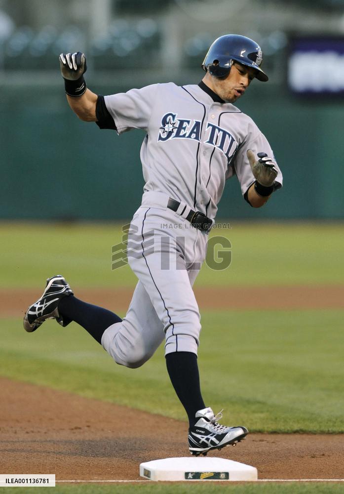 Seattle's Ichiro plays vs Oakland