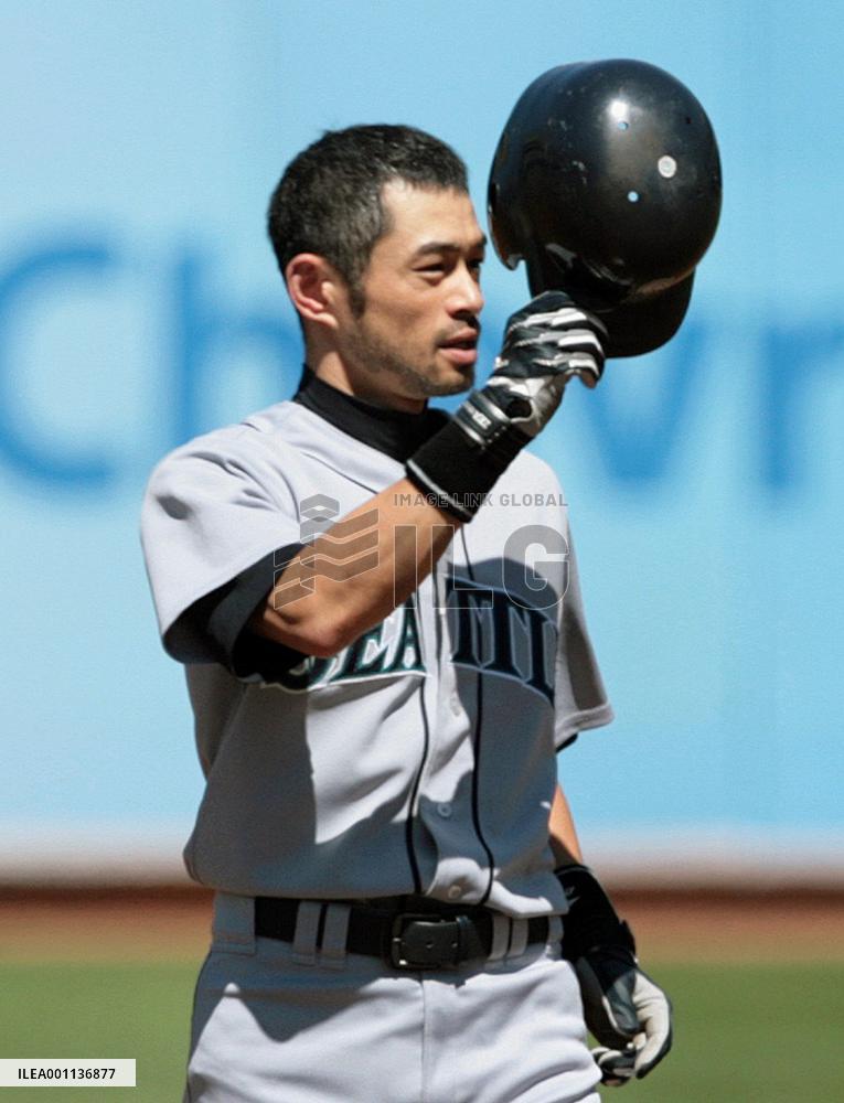 Ichiro reaches 2,000th hit milestone