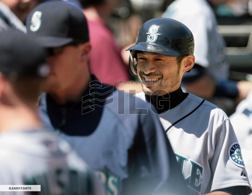 Ichiro reaches 2,000th hit milestone