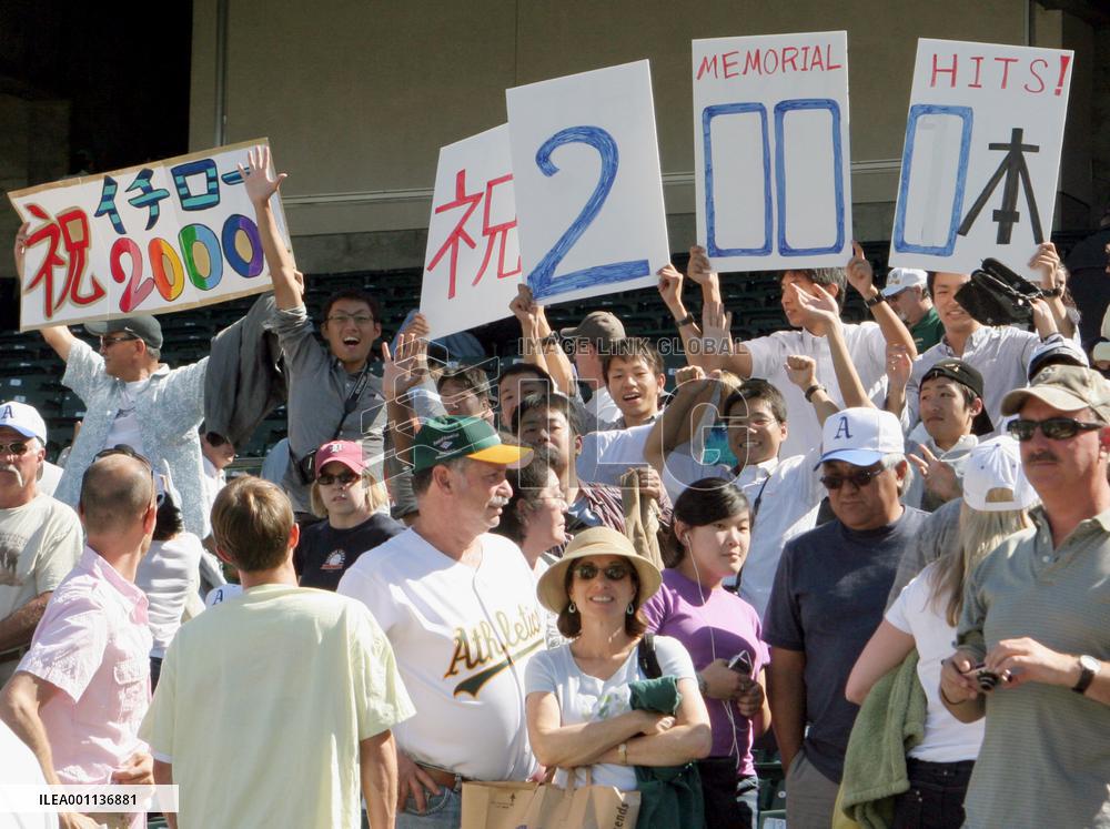 Ichiro reaches 2,000th hit milestone