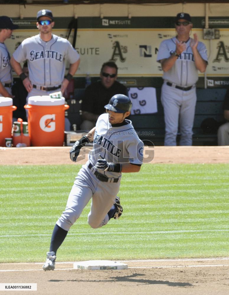 Ichiro reaches 2,000th hit milestone