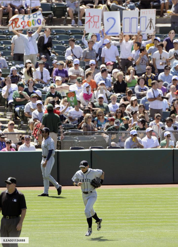 Ichiro reaches 2,000th hit milestone
