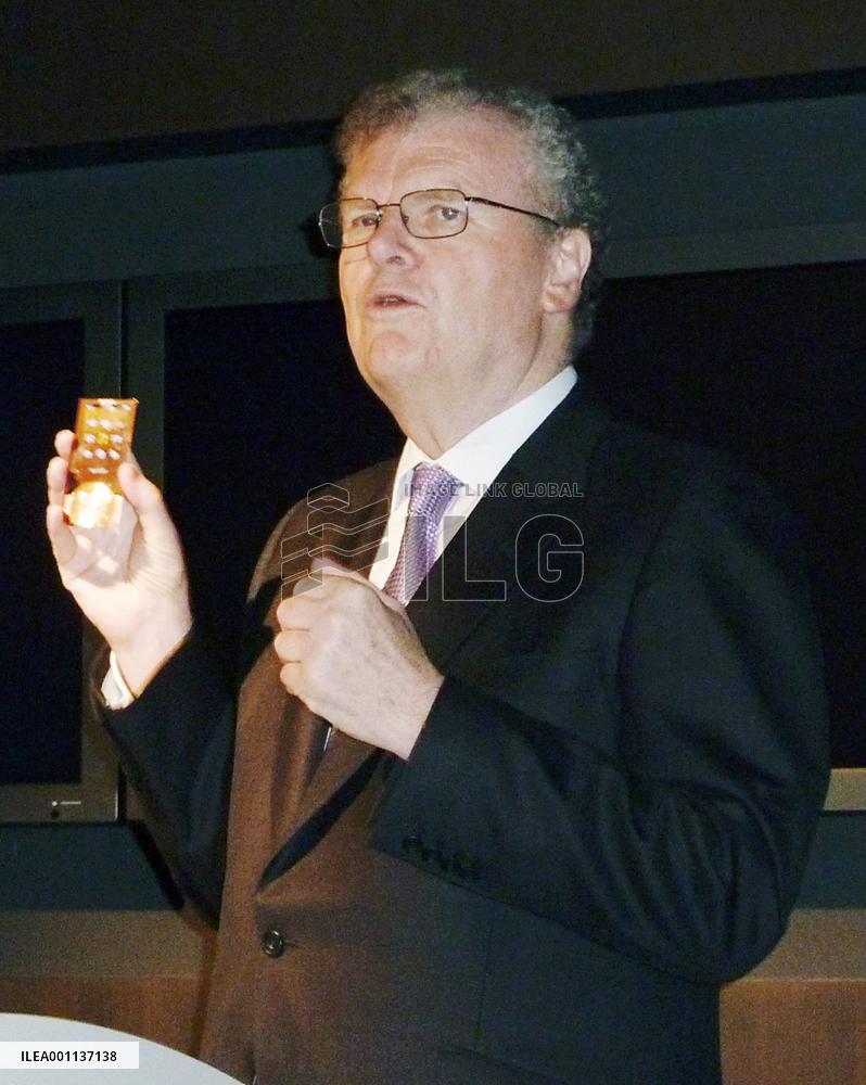 Sony unveils digital music player capable of displaying lyrics