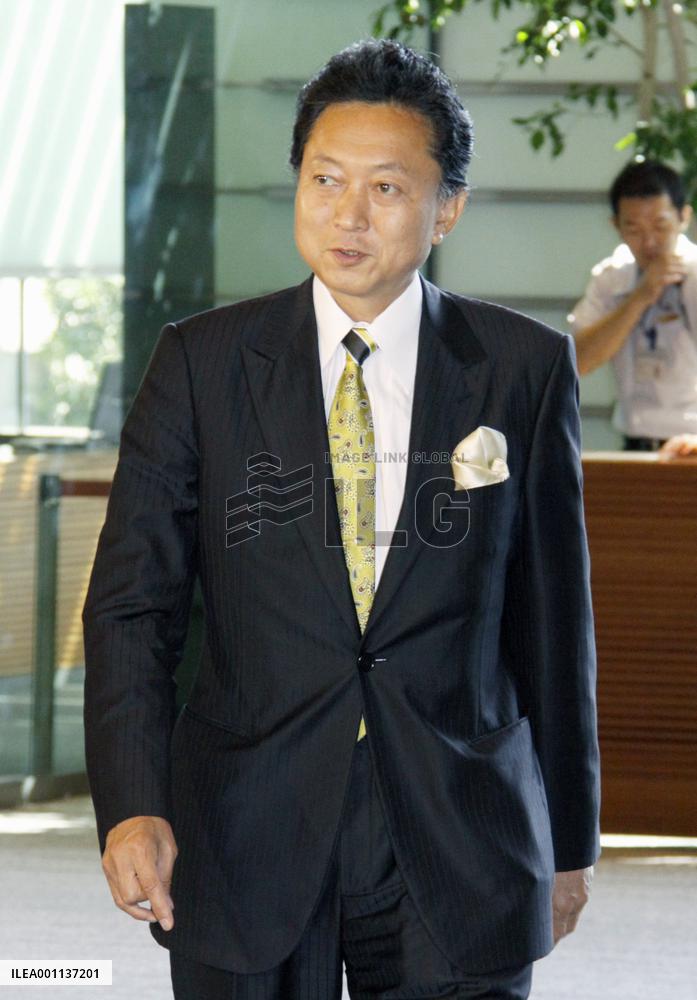Hatoyama arrives PM office