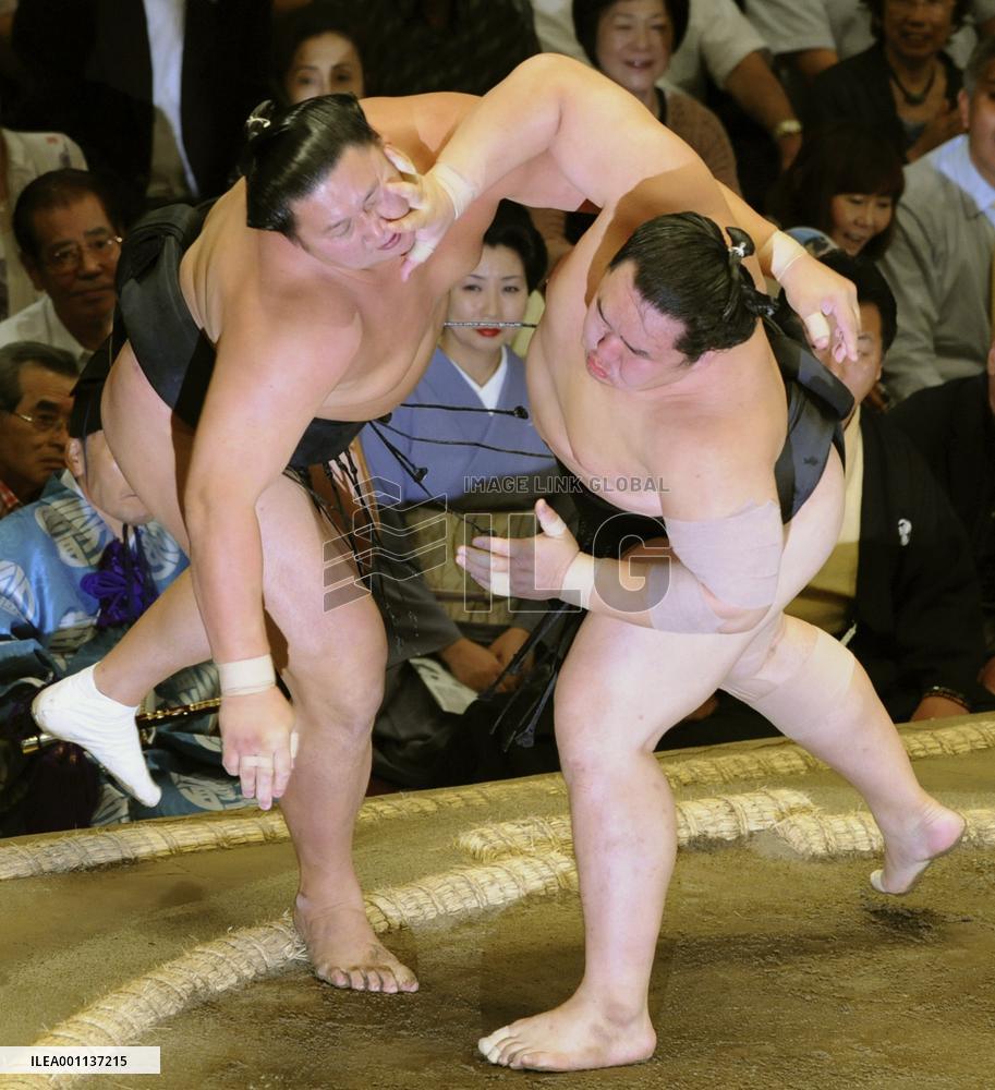 Asashoryu still going strong at autumn tourney
