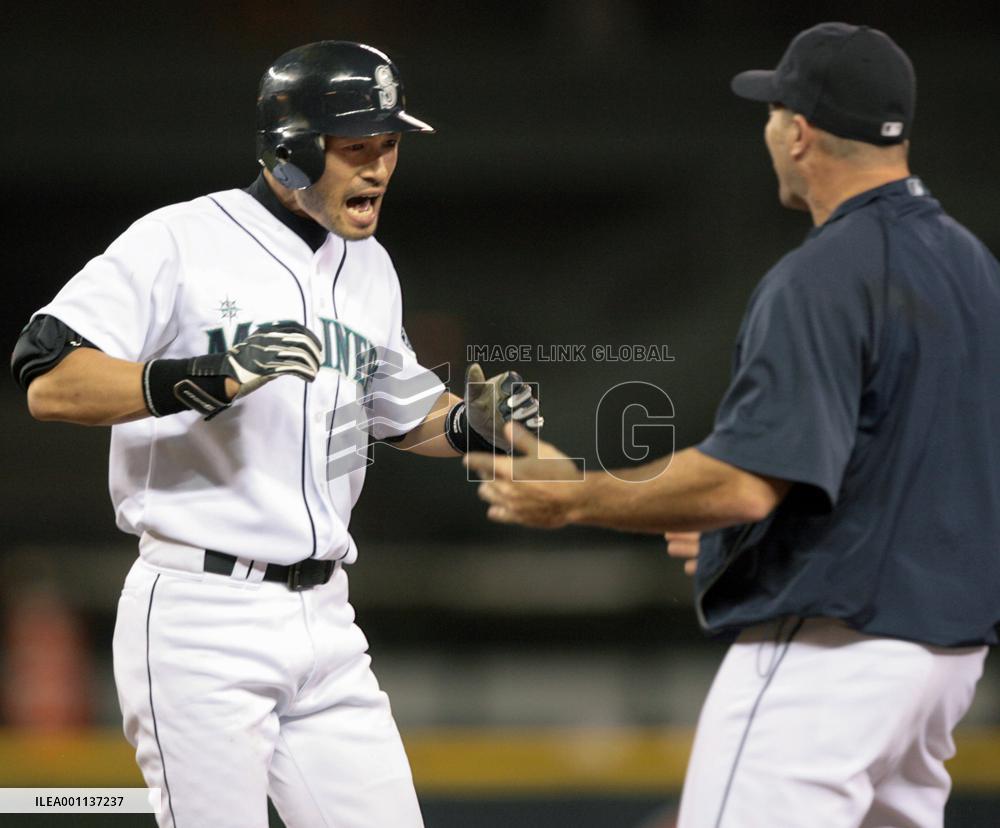 Ichiro hits game-winning single