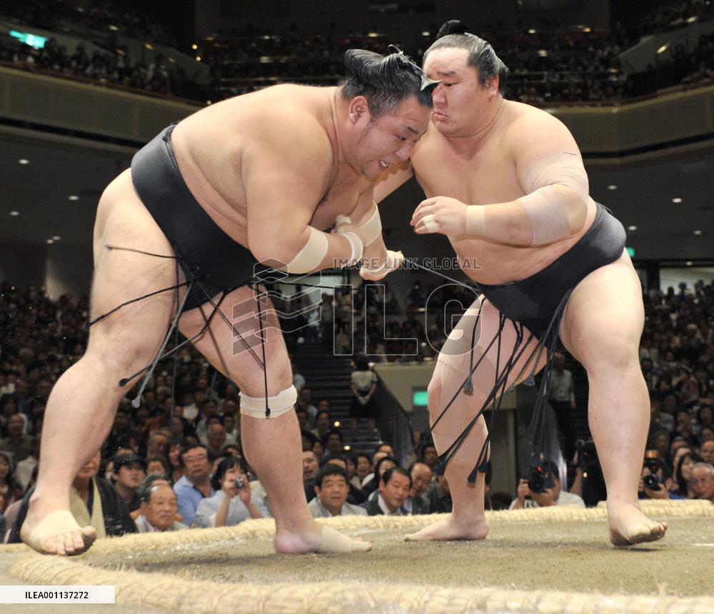 Asashoryu still on top, Hakuho chasing at autumn sumo