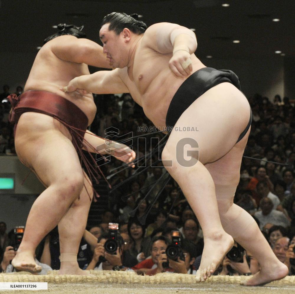 Asa makes it 10-for-10 at autumn sumo