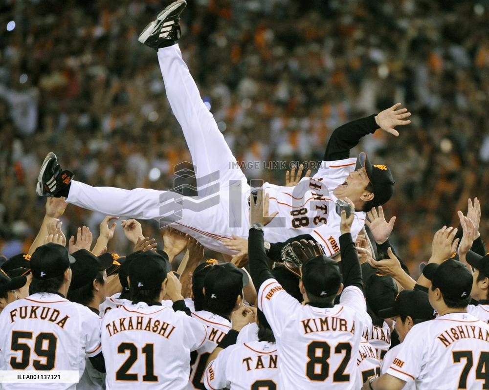 Yomiuri win 3rd straight Central League title