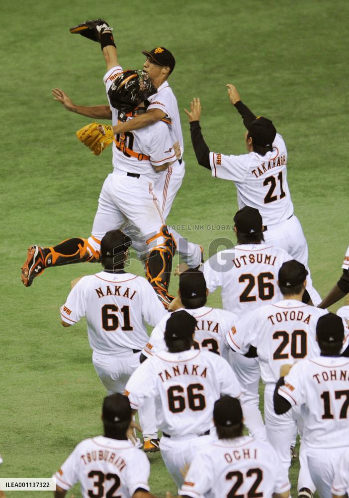 Yomiuri win 3rd straight Central League title