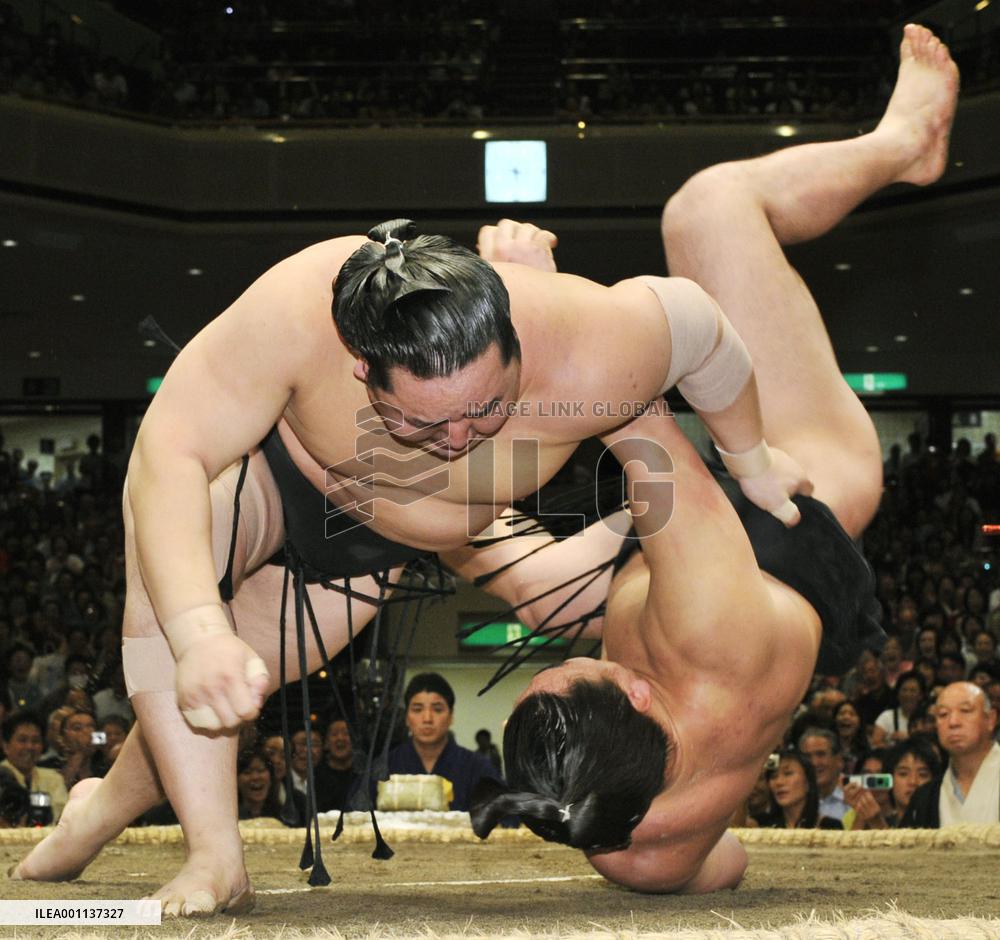 Sumo grand champion Asashoryu beats Harumafuji