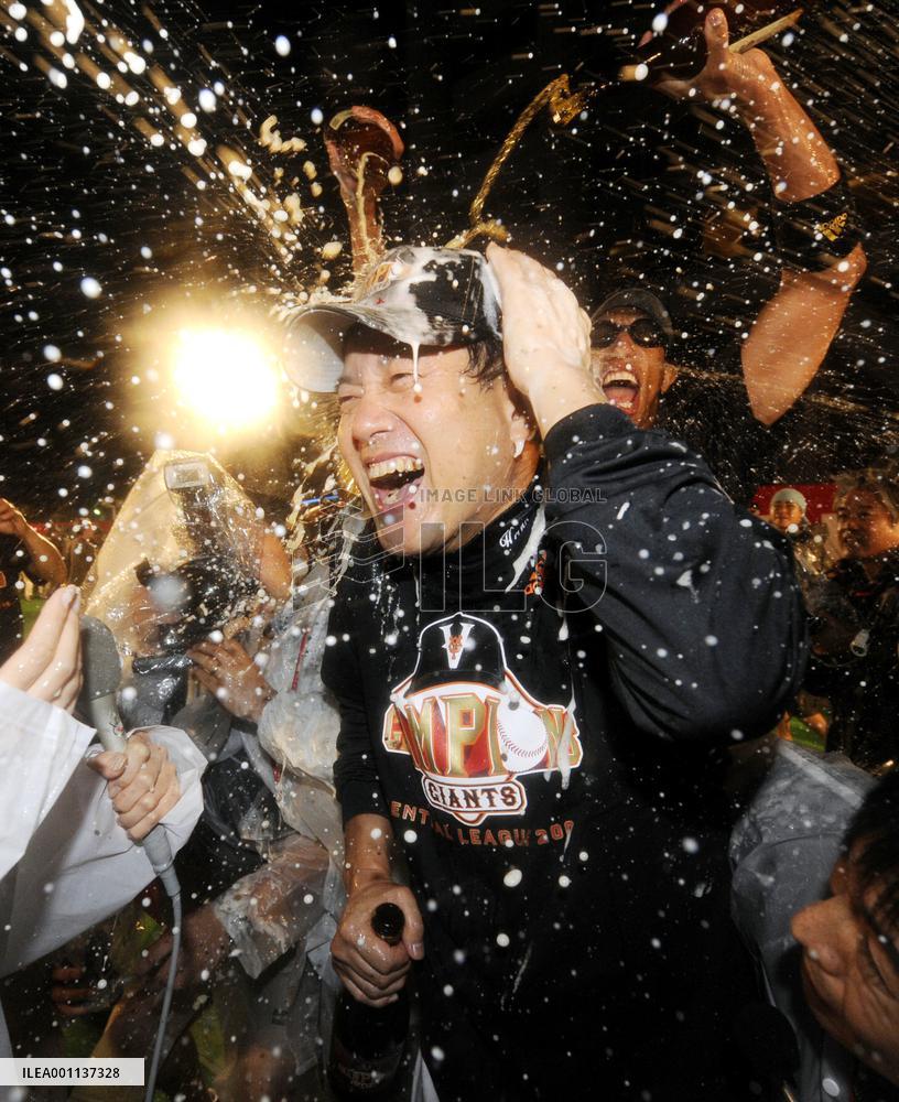 Yomiuri manager Hara celebrates winning title
