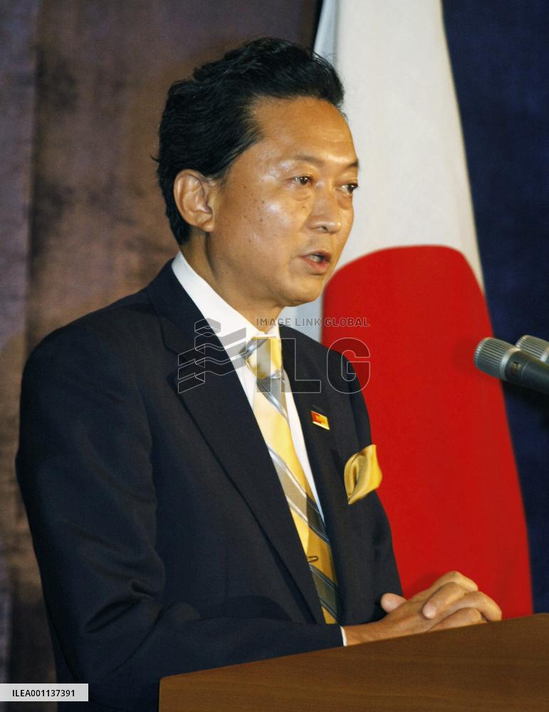 Hatoyama speaks at press conference at G-20 summit