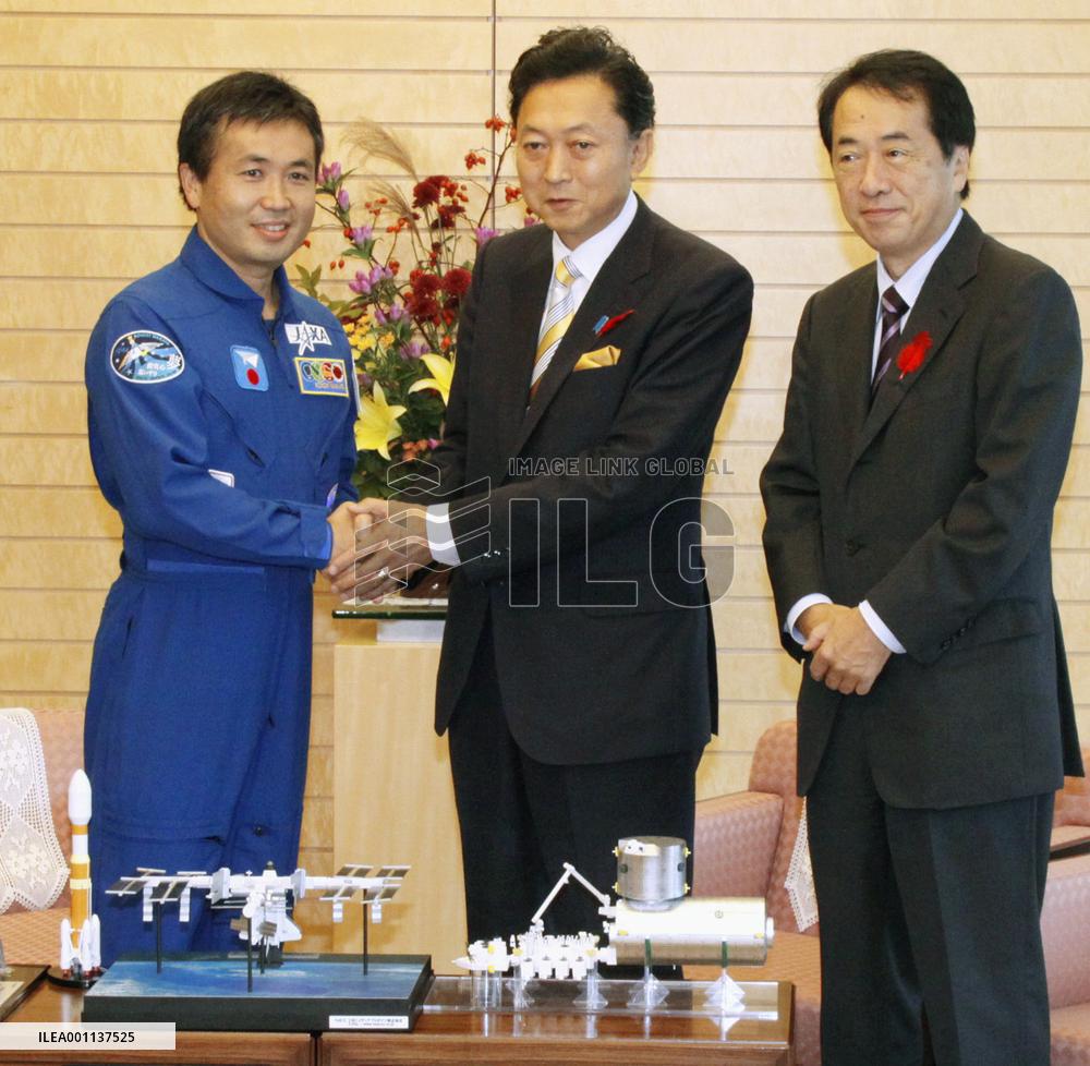'Space alien' Hatoyama meets Wakata on return from space