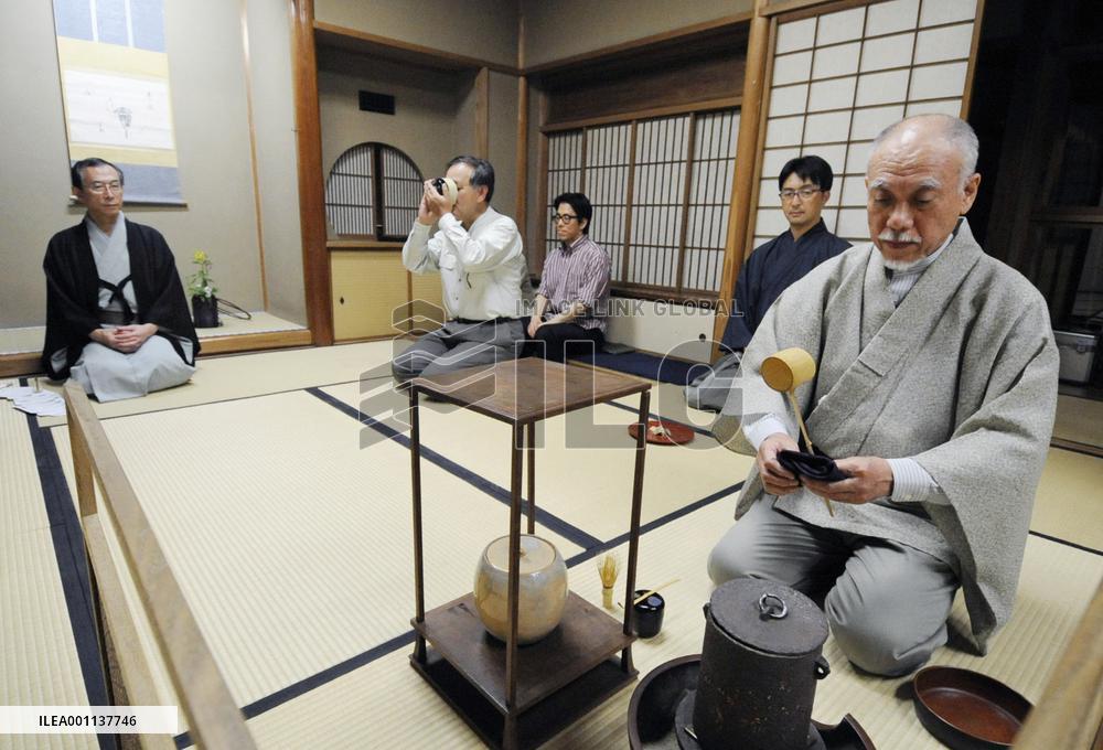 Men in search of healing turn to tea ceremonies