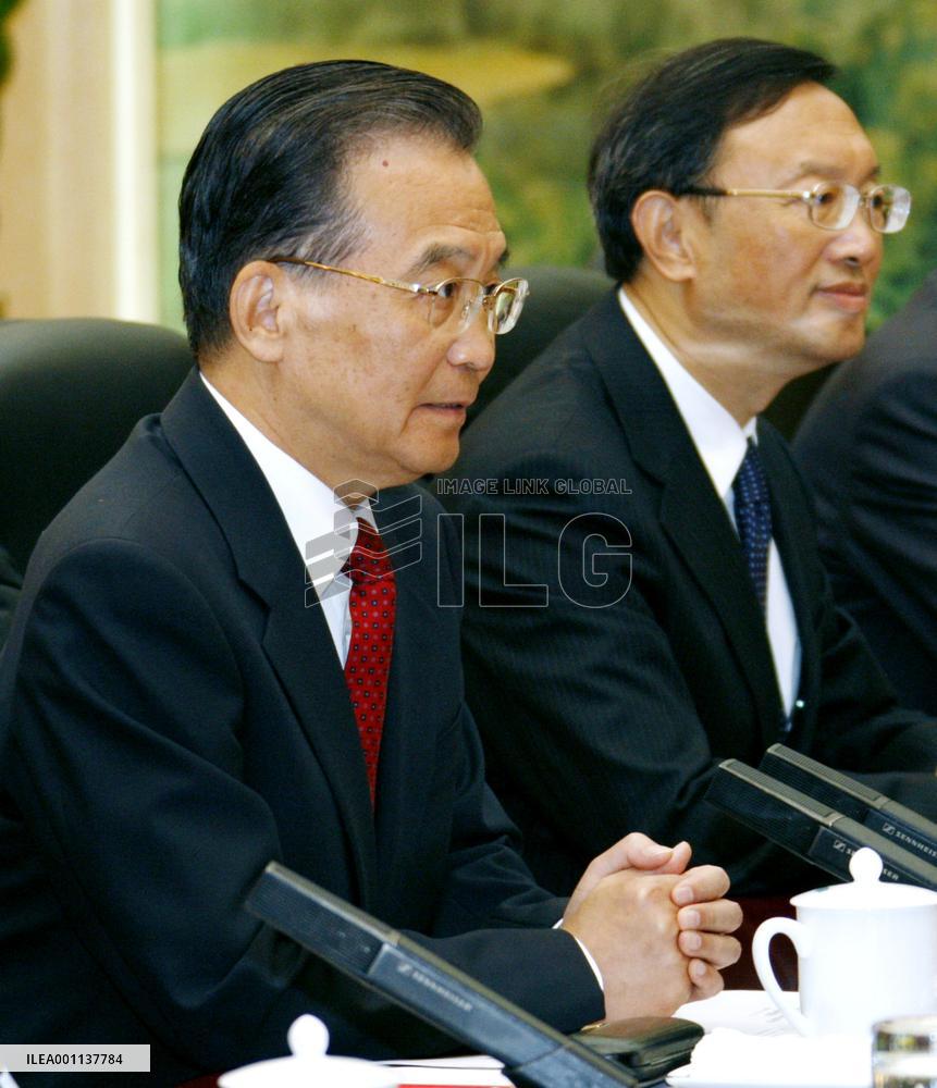 Hatoyama, Wen meet bilaterally