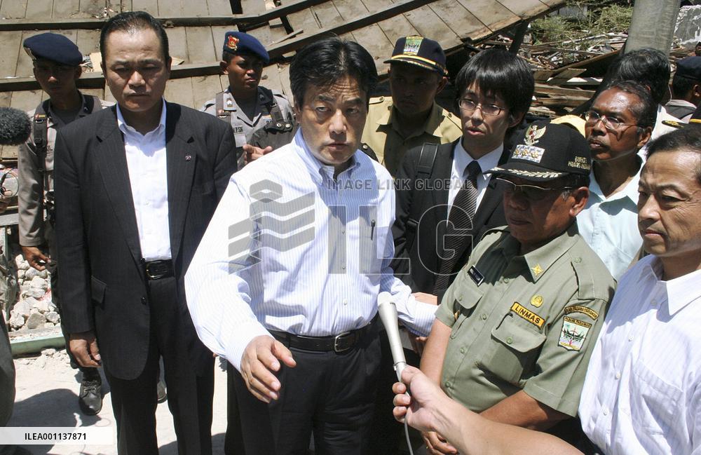 Okada inspects earthquake damage in Indonesia