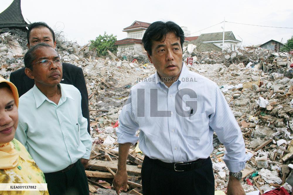 Okada inspects earthquake damage in Indonesia