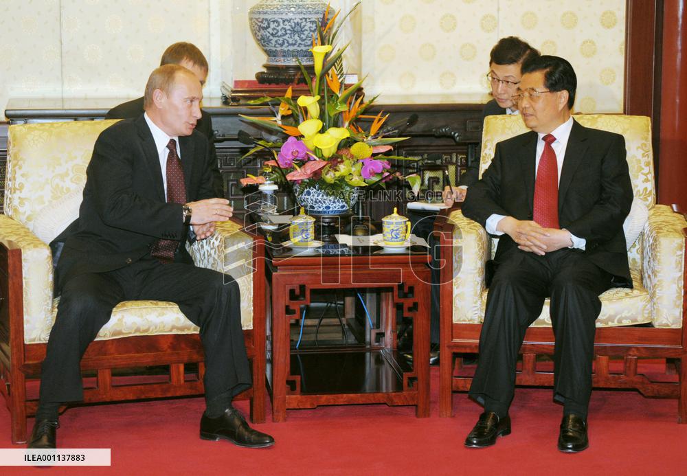 Putin holds talks with Hu
