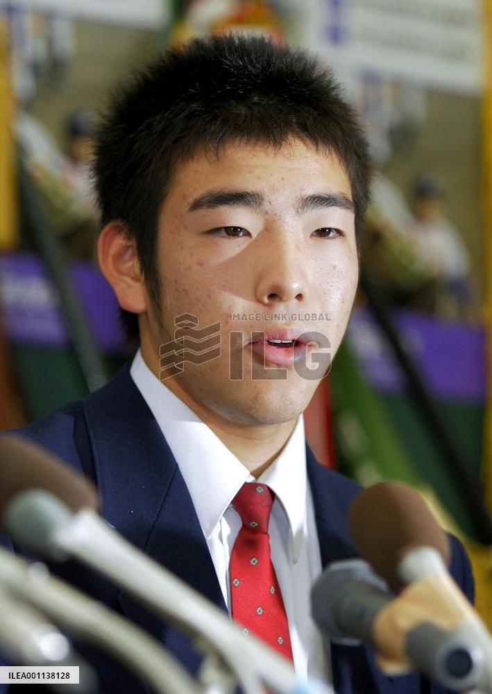 Highly touted lefty Kikuchi opts for Japan over U.S.