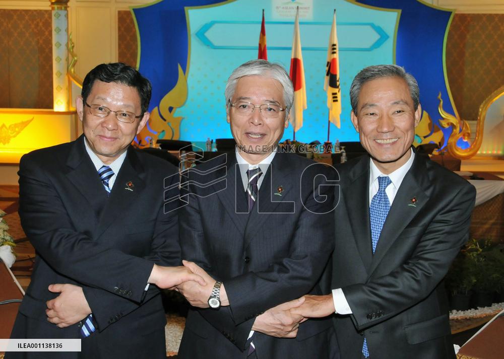Japan, China, S. Korea trade ministers discuss FTA